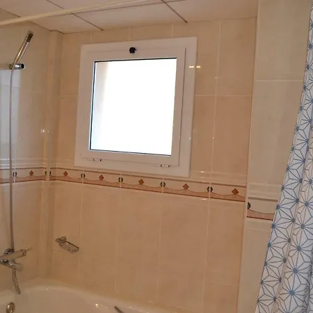 Luminoso Y Amplio Apartamento En Con Piscina Apartment